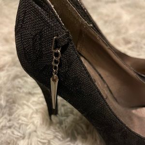 Privileged black heels with a chained spike
